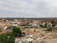 Spanien, Guadix, Blick über die Badlands mit den Höhlenwohnungen