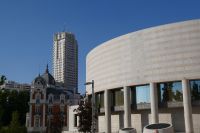 vor dem Senat von Madrid mit Blick auf den Torre de Madrid