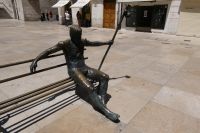 müder Pilger mit seinem Pilgerstab