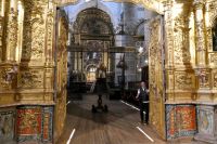 der lokale Führer öffnet das Innere der Kirche von Yuso