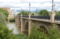 über diese Brücke kommen die Jakobspilger