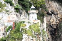 Ein Leuchtturm auf steiler Klippe bei Santona