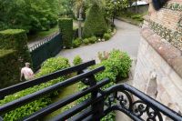 Blick vom überhängenden Balkon in den Garten