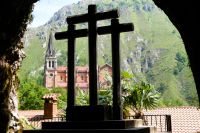 Blick auf die Kathedrale von Covadonga