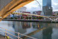 Brücke von Calatrava in Bilbao am Abend