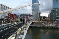 Brücke von Calatrava in Bilbao am Abend