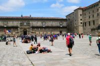 buntes Treiben am Platz vor der Kathedrale von Santiago