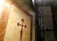 das Jakobskreuz im Allerheiligsten 