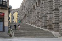 am Fuß des Aquäduktes von Zamora