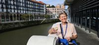 Bilbao, Reiseleiterin Ria probiert.....