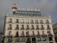 Denkmalgeschützte Tio Pepe Werbung an der Plaza del Sol