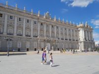 Palasteingang im Sonnenschein