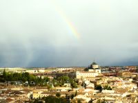 Regenbogen am Morgen über dem Gebirge von Toledo aus gesehen