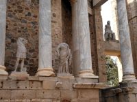 Skulpturen auf der Bühne des Theaters von Mérida