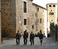 frisch Vereidigte beim Spaziergang durch Cáceres