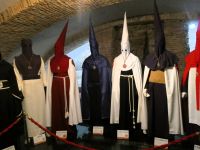 Darstellung der Büßergewänder während der 