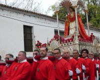 die Jungfrau wird getragen