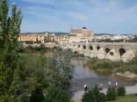 am Guadalquivir mit Blick auf die Puente Romano und Mezquita