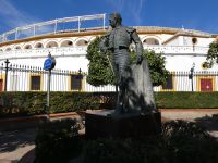 vor der Stierkamparena von Sevilla