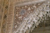 Bogen mit Stukkatur und Stalaktitenbogen