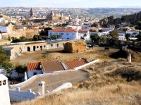 Blick vom Wohnhöhlenbezirk auf Guadix mit Burg