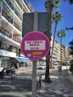 Straßenschild gegen Gewalt gegen Frauen: ni una más - nicht eine mehr!  (was 016 bedeutet, müsste ich spekulieren)