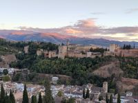 Vom Licht der Sonne angestrahlte Sierra Nevada und Alhambra