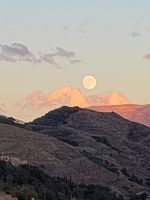 Vollmond beim Sonnenuntergang in Granada