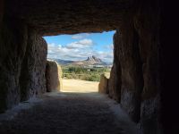 Der Indiano de Antequera (Peñón de Enamorados) aus dem Dolmen de la Menga heraus gesehen