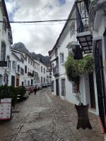 Grazalema ist ein Berdorf - rechts ein Ledergeschäft