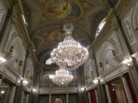Saal im Rathaus von Valencia mit Kronleuchtern
