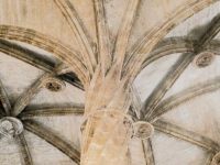 Details an der Decke mit kunstvollen geometrischen Steinmetzarbeiten