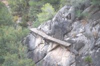 Teil des alten Königsweges mit Inschriftentafel