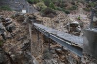 Hier sieht man noch einen Überrest des alten Caminito del Rey, eine Brücke ohen Geländer, 100 m hoch über der Schlucht