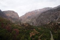 Breites Tal zwischen zwei Schluchten (wenn man genau hinsieht, sieht man eine Bauernhofruine und rechts darüber einen Hubschrauberlandeplatz)