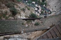 Löcher im Beton auf de alten Camino del Rey, kaum einen Meter breit. 
