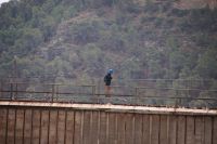 Person auf der Hängebrücke