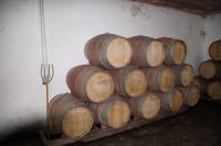 Mistgabel neben Weinfässern