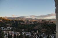 Die Alhambra liegt - bedingt durch die Wolken im Westen - im Dunkeln, während de Sierra Nevada von der untergehenden Sonne angestrahlt wird