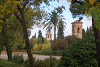 Turm des Franziskanerklosters (heute Parador) und von Santa María de la Alhambra