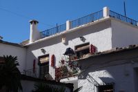 typisches Haus in den Alpujarras mit Flachdach und rundem Schornstein