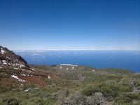 Auch von den Roques hatte man immer wieder einen herrlichen Blick auf das blaue Meer.