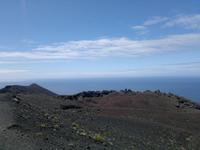 Durch die Vulkane ist die Erde hier schwarz und mit viel Asche und Staub bedeckt.