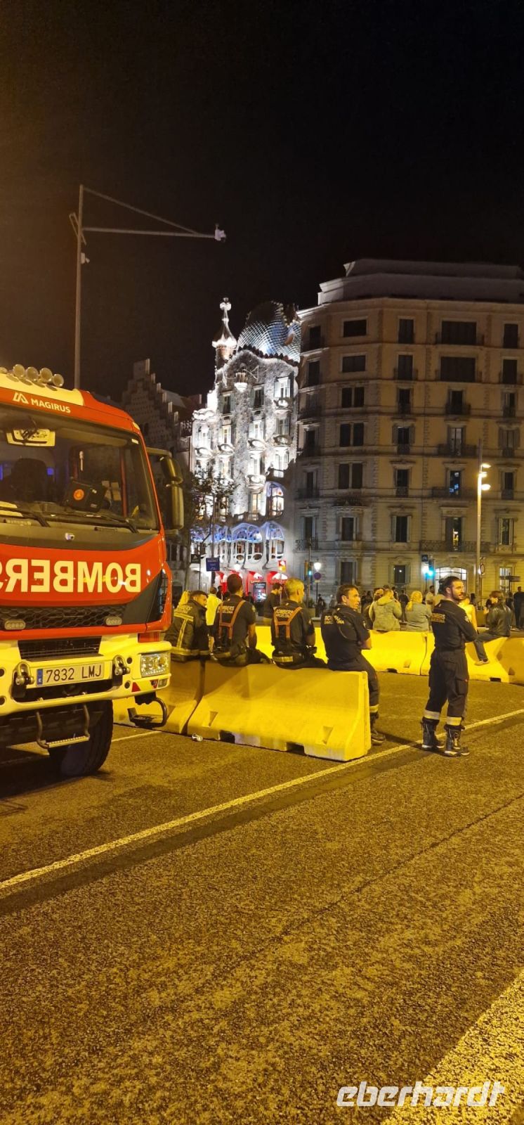 Paseo de Gracia bei Nacht.jpeg