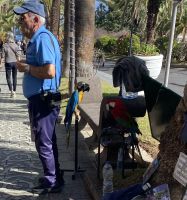 Fotograf mit Papageien 