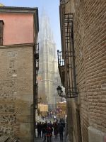 Blick durch eine Gasse auf die Kathedrale Toledo