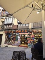 Kleiner Souvenirladen in einer Gasse inToledo