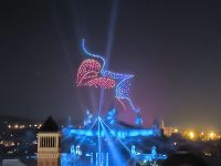 Der Kuss. Barcelona Drohnen - Show