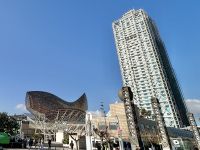 Hotel Arts (im Turm) und die Fischskulptur