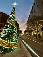 blaue Stunde und Weihnachtsdeko beim Hotel 